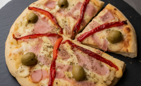 Pizza de Jamón y Morrones